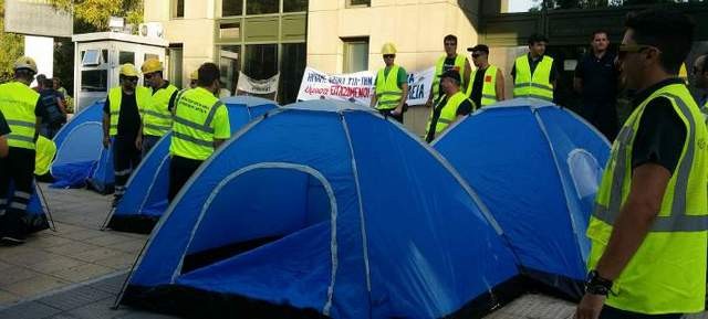 Κατασκήνωσαν στο υπουργείο Περιβάλλοντος!