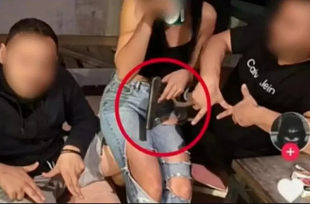 Πολυτεχνειούπολη: Με όπλο στο χέρι φωτογραφιζόταν η δόκιμη αστυνομικός - Εδινε πληροφορίες σε κακοποιούς