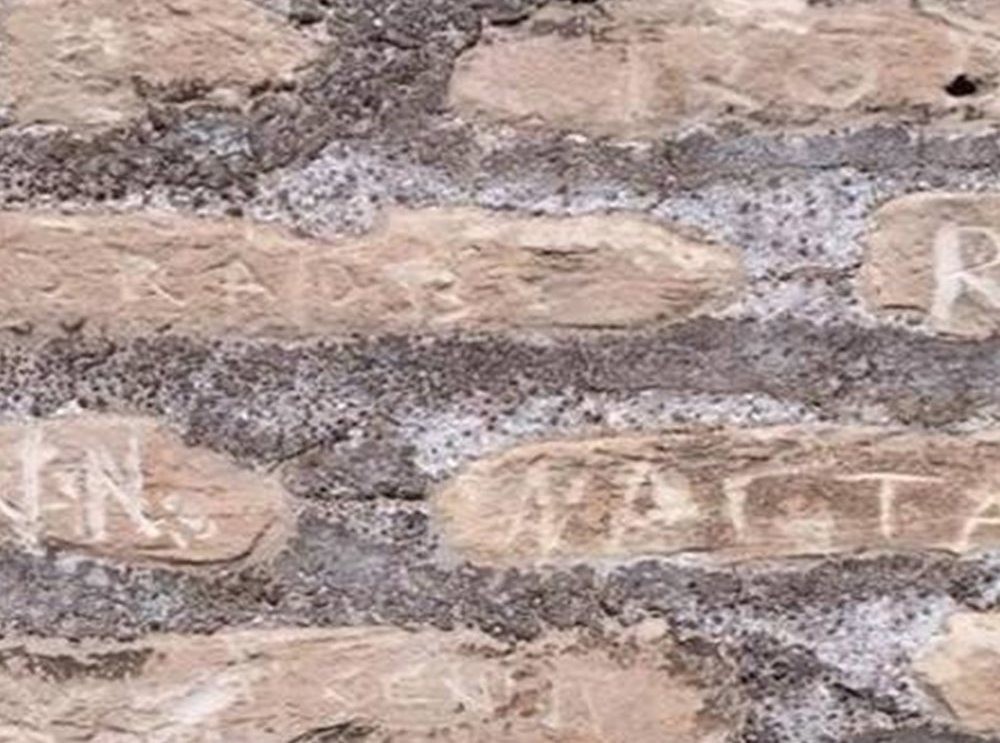 Χαζά παιδιά χαρά γεμάτα: Χάραξαν τα ονόματά τους στο Κολοσσαίο!