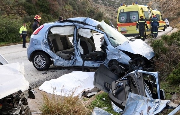 Ασύλληπτη οικογενειακή τραγωδία με τρεις νεκρούς και τέσσερις τραυματίες σε τροχαίο (pics)