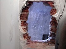 Οι κλέφτες μπήκαν από τον τοίχο