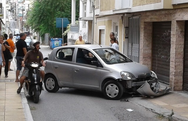 ΧΑΛΚΙΔΑ: Αυτοκίνητο καβάλησε πεζοδρόμιο και στούκαρε σε τοίχο σπιτιού στην οδό Κακαρά (pics)