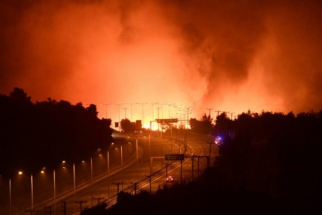 Νύχτα κόλαση στην Αττική - Η φωτιά πέρασε την Εθνική οδό (VIDEO)