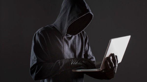 Χειροπέδες σε 31χρονο για διαδικτυακές απειλές και υποκίνηση εγκλημάτων