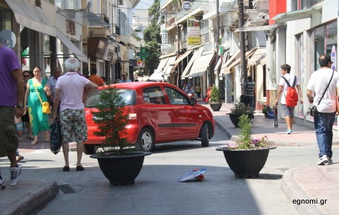Συνεχίζεται το μπάχαλο με την πρόχειρη πεζοδρόμηση της Αβάντων