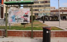 ΧΑΛΚΙΔΑ: Οι βάνδαλοι μουτζούρωσαν την ενημερωτική πινακίδα και στην πλατεία της Αγοράς