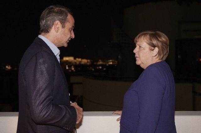Δείπνο Μητσοτάκη σε Μέρκελ με καλτσούνια, σπανακόπιτα, ψάρι, σαλάτα και κρασί