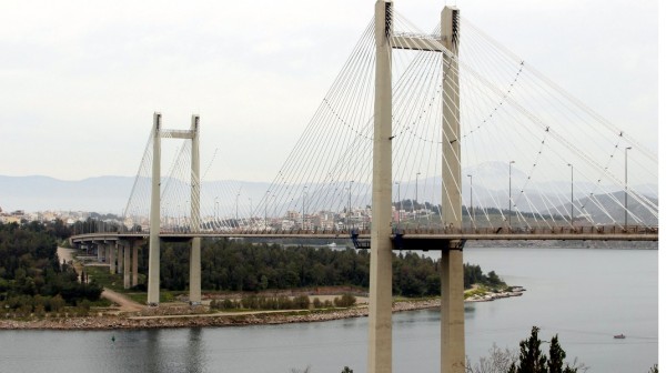 ΧΑΛΚΙΔΑ - ΥΨΗΛΗ ΓΕΦΥΡΑ: Γυναίκα βούτηξε στο κενό και έπεσε στη θάλασσα