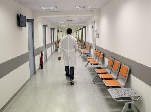 ΚΑΤΑΓΓΕΛΙΑ: Μετακινούνται αναισθησιολόγοι γιατροί από την Χαλκίδα στη Λαμία χωρίς την θέλησή τους