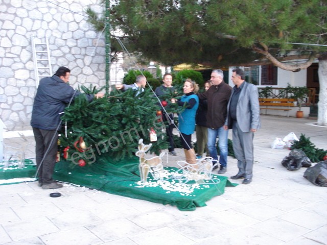Στόλισαν το δέντρο σε ...πείσμα του αέρα