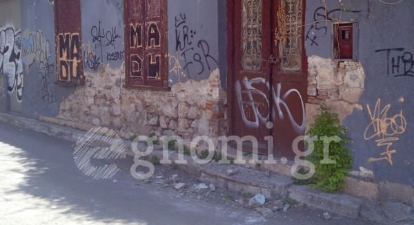 ΧΑΛΚΙΔΑ ΟΔΟΣ ΒΥΡΩΝΟΣ: Μαρκίζα σπιτιού έπεσε στον δρόμο