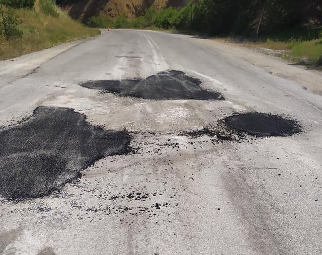 ΒΟΡΕΙΑ ΕΥΒΟΙΑ: Έκλεισαν με μπαλώματα τις λακκούβες