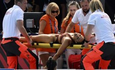 Παραλίγο τραγωδία: Κολυμβήτρια έχασε τις αισθήσεις της και βυθίστηκε στην πισίνα (VIDEO)
