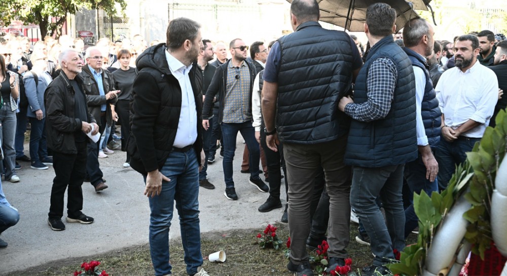Πολυτεχνείο: Πέταξαν καφέδες στον Νίκο Ανδρουλάκη (Video)