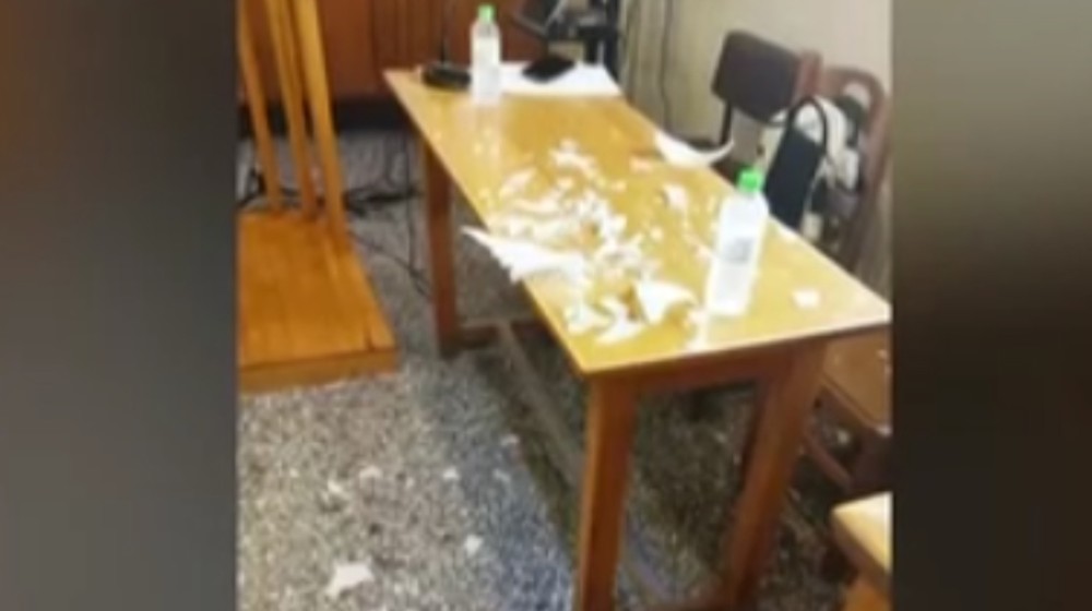 Φωτιστικό έπεσε στο κεφάλι δικηγόρου μέσα στο Πρωτοδικείο