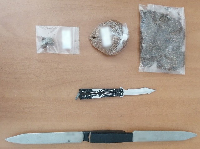 Συνελήφθη ένας Έλληνας με χασίς, λαθραίο καπνό και μαχαίρια