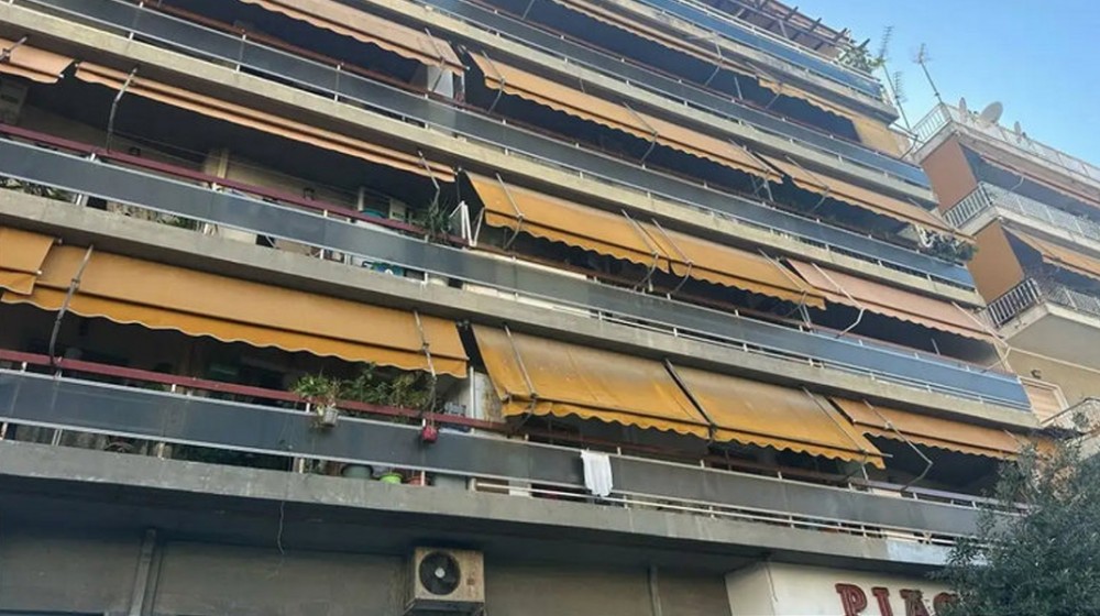 ΚΑΛΛΙΘΕΑ ΑΤΤΙΚΗΣ: Έπεσε πάνω σε τζαμαρία και τραυματίστηκε θανάσιμα κοριτσάκι 7 ετών