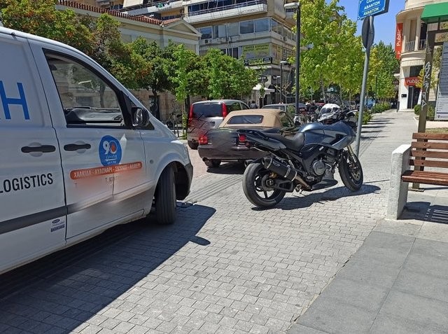 ΧΑΛΚΙΔΑ: Μόνο ...βάρκα δεν έχει παρκάρει παράνομα στην πλατεία πίσω από τα Δικαστήρια
