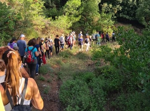 Περπάτησαν για τον Άγιο 15 χιλιόμετρα μέσα από δασικά μονοπάτια