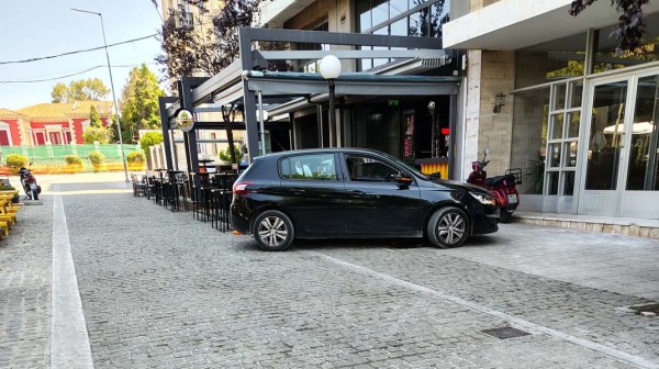 Στάθμευση... αλά Χαλκίδα στον πεζόδρομο της πλατείας Μάλλιου