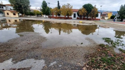ΑΜΑΡΥΝΘΟΣ: Έγινε ... λίμνη το προαύλιο του Δημοτικού Σχολείου μετά την κακοκαιρία