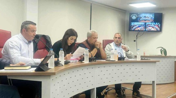 ΕΡΕΤΡΙΑ: Η κακοκαιρία ... πάγωσε τη συνεδρίαση του Δημοτικού Συμβουλίου
