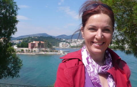 Η άλλη Εύα και ο χάρτινος κόσμος της στο Κόκκινο Σπίτι