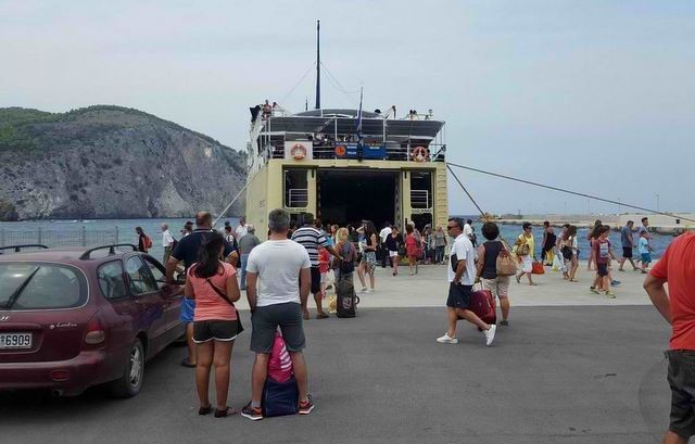 ΜΑΝΤΟΥΔΙ: Πατέρας και κόρη παραπάτησαν και κόντεψαν να πνιγούν στο λιμάνι