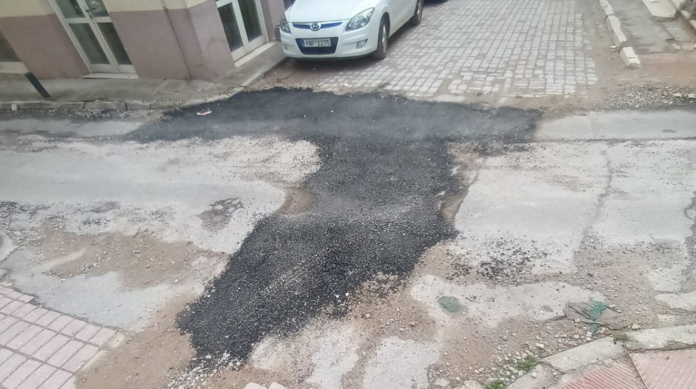 ΧΑΛΚΙΔΑ: Σκωπτικά σχόλια για ...μπάλωμα στη συμβολή των οδών Κοτοπούλη και Μπαλαλαίων