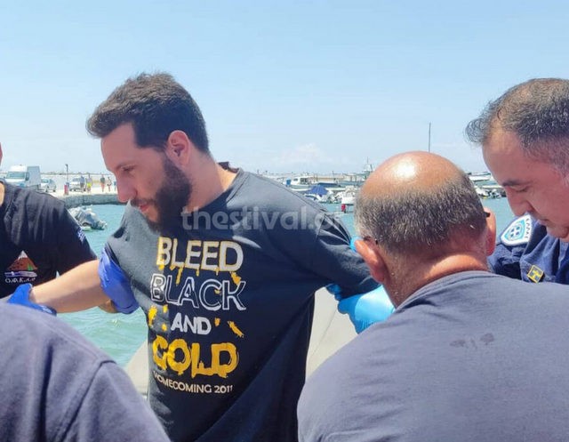 Ο 30χρονος που παρασύρθηκε από κύματα σώθηκε γιατί κρατήθηκε επί 19 ώρες από μία μπάλα (VIDEO)