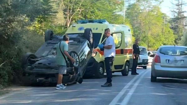 ΙΣΤΙΑΙΑ: Αυτοκίνητο ανατράπηκε στη γέφυρα του Ξηριά