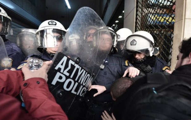 Eπίθεση με χημικά σε μέλη του ΠΑΜΕ έξω από συμβολαιογραφείο