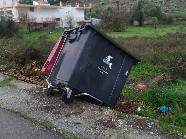 ΜΥΤΙΚΑΣ ΧΑΛΚΙΔΑΣ: Πάει για το χωράφι ο κάδος απορριμμάτων