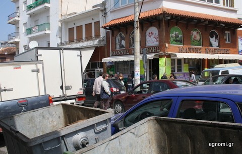 Μπάχαλο στην Κριεζώτου από τα αυτοκίνητα