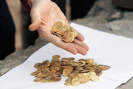 Έκλεψε 450 χρυσές λίρες από ηλικιωμένη 44χρονος