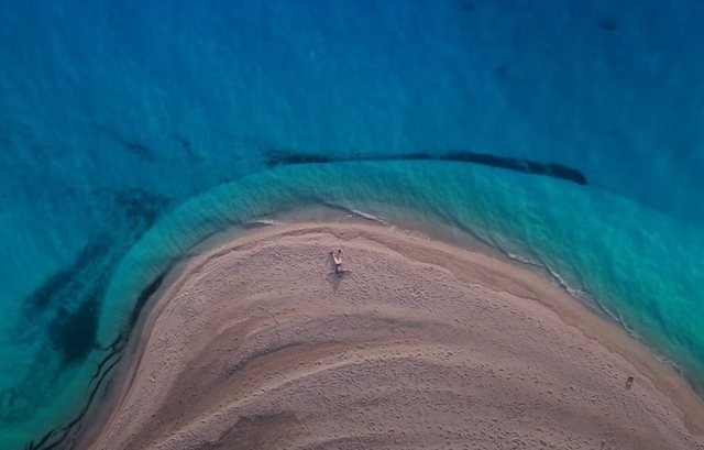 Ψάχνουν όλοι να βρουν ποια είναι αυτή η μαγευτική παραλία της Εύβοιας (VIDEO)