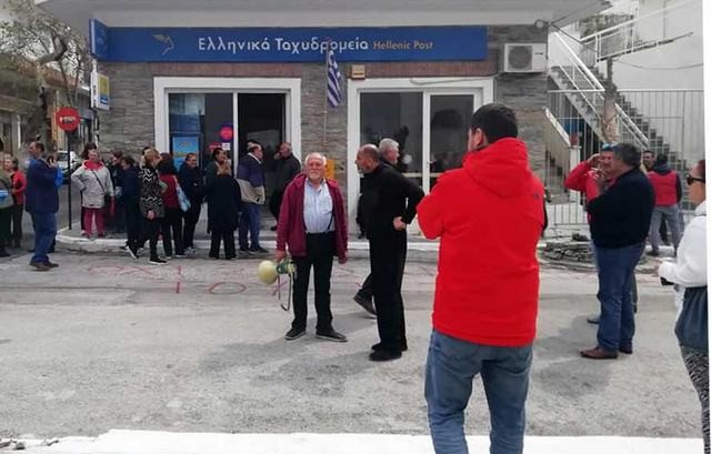 ΝΕΑ ΔΗΜΟΚΡΑΤΙΑ: Η κινητοποίηση των πολιτών κράτησε ανοιχτό το κατάστημα των ΕΛΤΑ στο Μαρμάρι