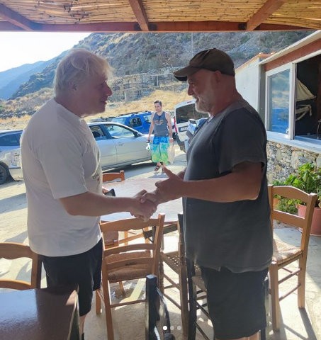 Μπόρις Τζόνσον: Ήπιε ούζα με το παιδί της νύχτας στην Εύβοια