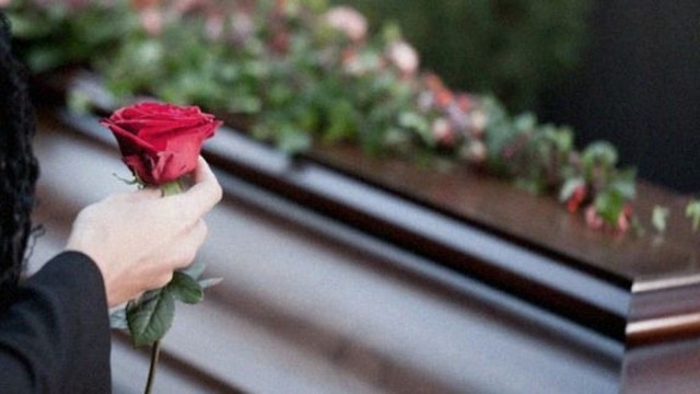 Εθαψαν και ξέθαψαν τον πατέρα τους, κάνοντας μήνυση στο γραφείο τελετών