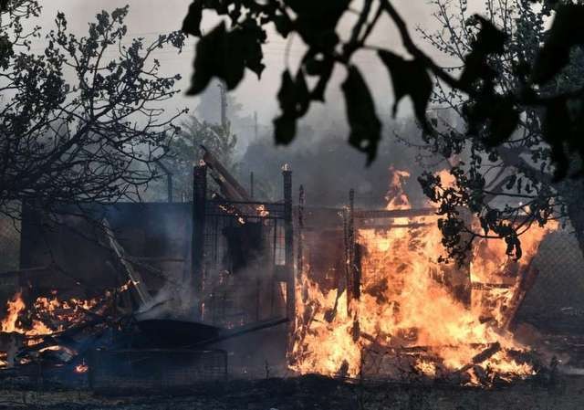 ΤΡΑΓΩΔΙΑ: Με περίστροφο αυτοκτόνησε ο 84χρονος που είδε το σπίτι του να τυλίγεται στις φλόγες (VIDEO)