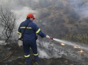 Αποσπούν πέντε πυροσβέστες από την πυρόπληκτη Βόρεια Εύβοια σε Σκιάθο και Σαντορίνη