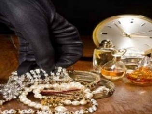Νεαρός τσιγγάνος βούτηξε κοσμήματα από σπίτι