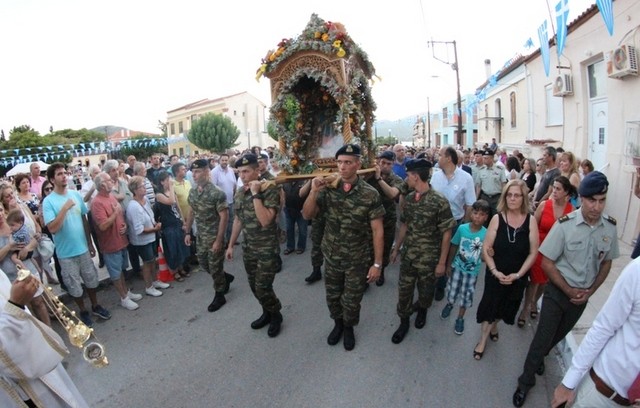 Με λαμπρότητα και πλήθος κόσμου η λιτανεία της εικόνας της Αγίας Παρασκευής (pics)