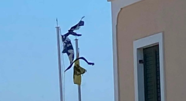 ΚΑΨΑΛΑ ΚΑΡΥΣΤΙΑΣ: Κουρέλια οι σημαίες έξω από την εκκλησία