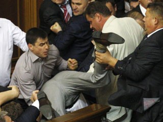 Bουλευτές έπαιξαν ξύλο