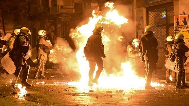 Κουκουλοφόροι έκαναν τη νύχτα μέρα