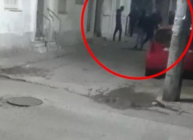 Καμίνια: Βίντεο ντοκουμέντο από επίθεση σε μετανάστες - Κρύφτηκαν στην ταράτσα για να γλιτώσουν