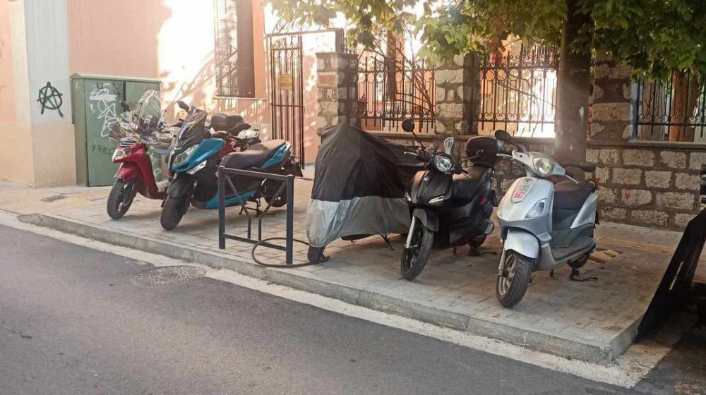 ΧΑΛΚΔΑ: Πάρκινγκ για δίκυκλα το πεζοδρόμιο στο Εργαστήρι Τέχνης