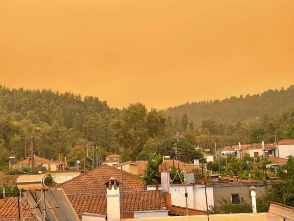 ΦΩΤΙΑ ΒΟΡΕΙΑ ΕΥΒΟΙΑ: Πύρινη κόλαση σε Πευκί και Ασμήνιο- Κουβαλούν στα χέρια κατοίκους (video)