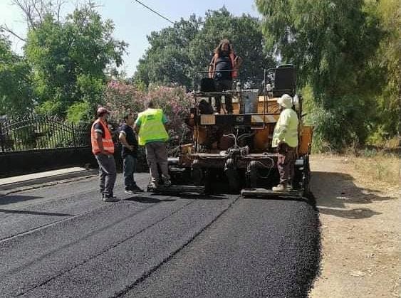 Επιτέλους πέφτει άσφαλτος σε δρόμους στο Λευκαντί και στον Κάμπο Βασιλικού